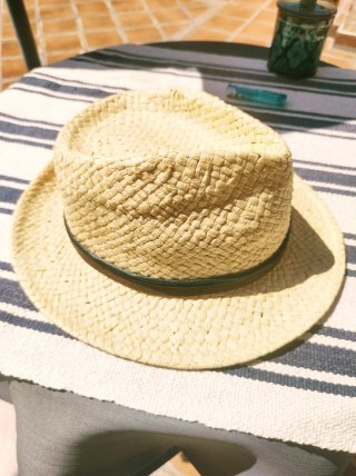 Sombrero de paja con cinta de cuero