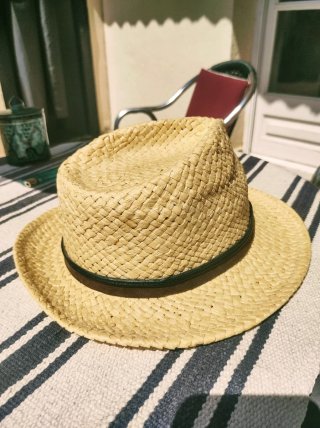 Sombrero de paja con cinta de cuero