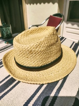 Sombrero de paja con cinta de cuero