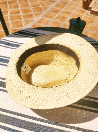 Sombrero de paja con cinta de cuero