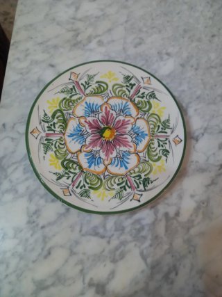 Plato de cerámica decorado a mano