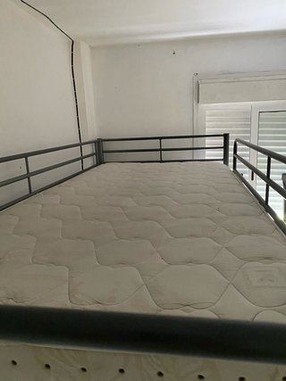 Litera metálica gris