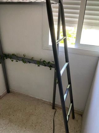 Litera metálica gris