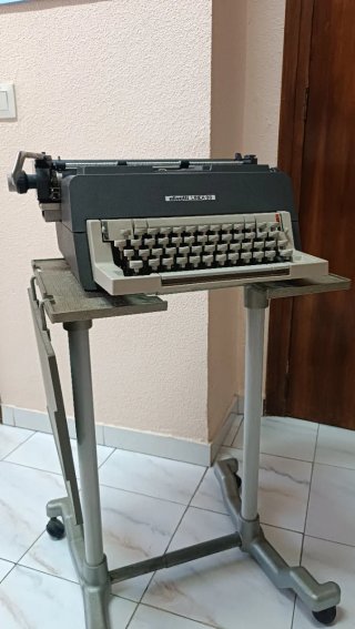 Máquina de escribir Olivetti Línea 98