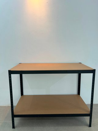 Estantería metálica y madera
