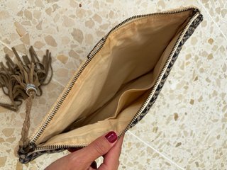 Bolso de mano tejido con flecos