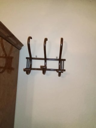 Perchero de madera marrón