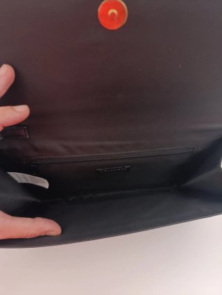 Bolso de mano negro y dorado con tachuelas