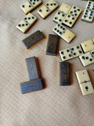 Caja y dominó antiguos de madera