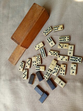 Caja y dominó antiguos de madera