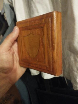 Scudetto in legno decorativo, realizzato a mano.