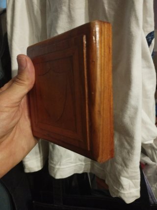 Scudetto in legno decorativo, realizzato a mano.