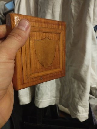 Scudetto in legno decorativo, realizzato a mano.