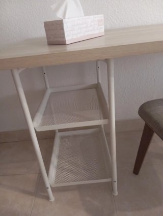 Escritorio de madera y metal con estantería