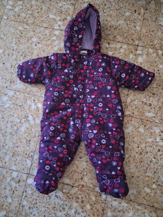 Mono de bebé con estampado de corazones