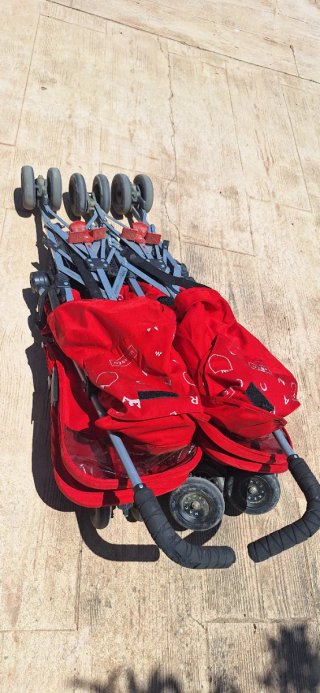 Silla de paseo gemelar Maclaren roja