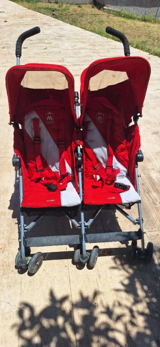 Silla de paseo gemelar Maclaren roja