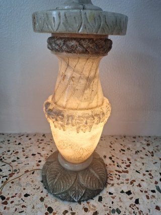Lámpara y jarrón de mármol tallado antiguo.
