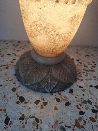 Lámpara y jarrón de mármol tallado antiguo.