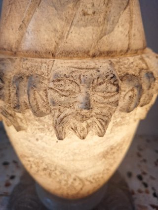 Lámpara y jarrón de mármol tallado antiguo.