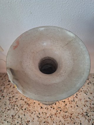 Lámpara y jarrón de mármol tallado antiguo.