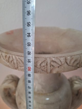 Lámpara y jarrón de mármol tallado antiguo.