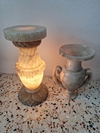 Lámpara y jarrón de mármol tallado antiguo.