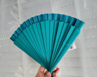 Abanico con precioso color turquesa intenso