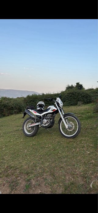 Beta Alp 4.0 Enduro negra y Blanca