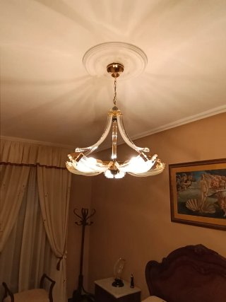 Lámpara de techo moderna dorada y cristal