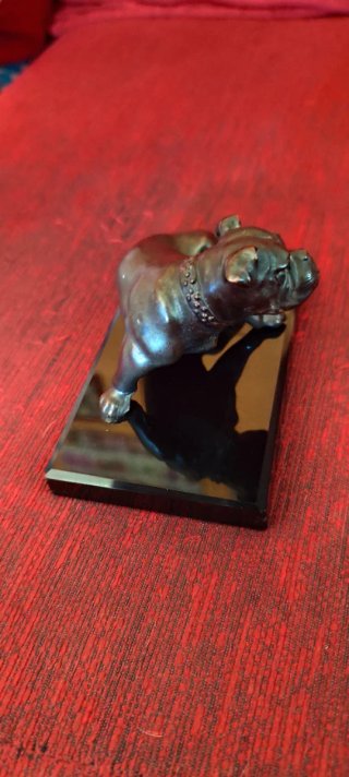 Figura de bronce de perro bulldog