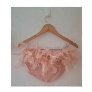 Top rosa con plumas