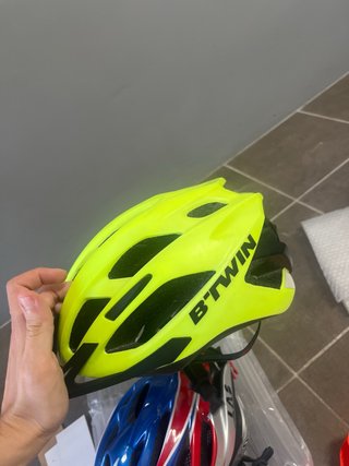 Cascos Btwin y Spiuk para bici