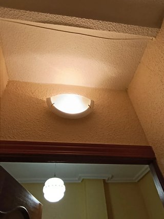 Plafón de techo blanco y beige