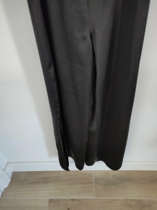 Mono satén negro con cuello halter