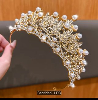 Tiara corona dorada con perlas y diamantes