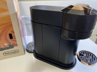 Cafetera Nespresso Vertuo Plus Negra