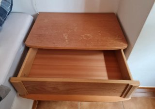 Mesita de noche de madera