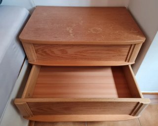 Mesita de noche de madera