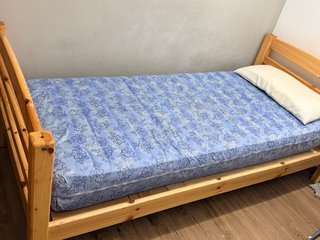 Cama individual de madera con armario