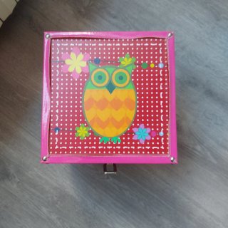 Caja de madera con tapa y búhos