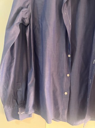 Camisa blanca con logo bordado