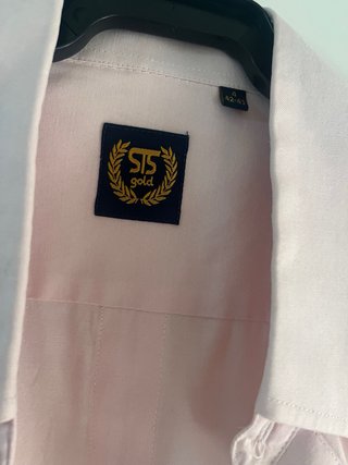 Camisa blanca con logo bordado
