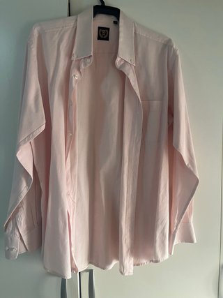Camisa blanca con logo bordado