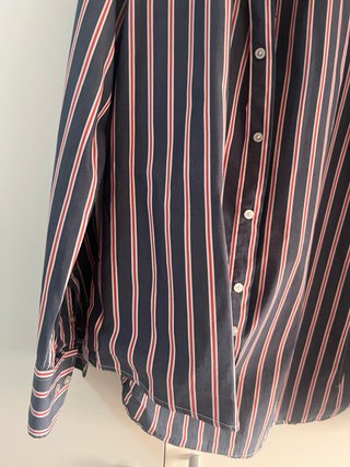 Camisa blanca con logo bordado