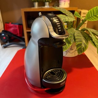 Cafetera Nescafe Dolce Gusto Negra y Plateada