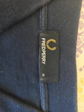 Polo Fred Perry azul con detalles naranja