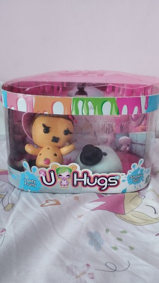 Muñeca U Hugs con sombrero y accesorios