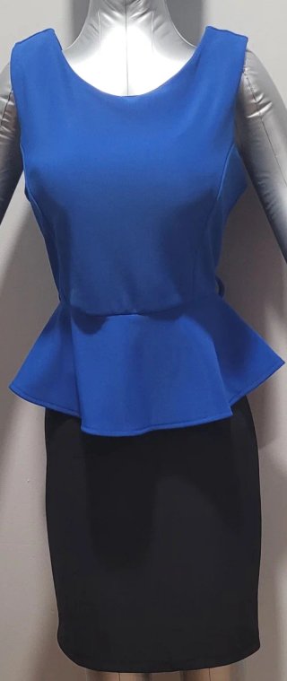 Vestido Peplum Vestido elegante con diseño peplum.