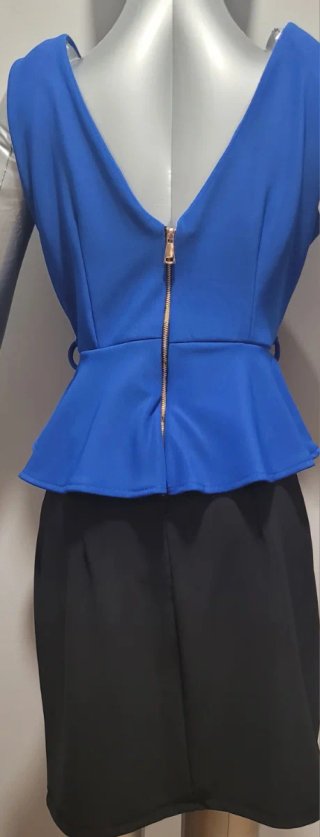 Vestido Peplum Vestido elegante con diseño peplum.